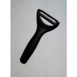 Pampered Chef #1073 Julienne Peeler Stainless Steel Serrated New in Package